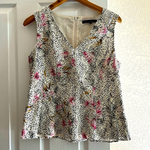 White House Black Market Tops - EUC - 💐 Gorgeous WHBM Sleeveless Embroidered Top